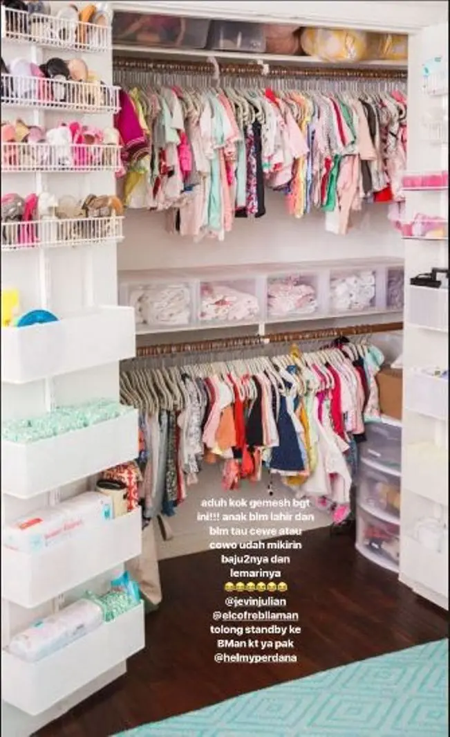 Rinni Wulandari gemas melihat baju-baju bayi (Foto: Instagram)