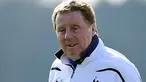 Senyum manajer Tottenham Hotspur Harry Redknapp menyaksikan anak-anak asuhnya berlatih pada 8 Maret 2011, sehari jelang laga kontra AC Milan pada leg kedua Liga Champions. AFP PHOTO/GLYN KIRK