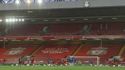 Pemain Liverpool Trent Alexander-Arnold mencetak gol ke gawang Chelsea pada pertandingan Liga Inggris di Anfield Stadium, Liverpool, Inggris, Rabu (22/7/2020). Liverpool mengalahkan Chelsea dengan skor 5-3. (Paul Ellis, Pool via AP)