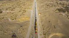 Para pekerja memasang rel di lokasi konstruksi jaringan kereta Hotan-Ruoqiang di Daerah Otonom Uighur Xinjiang, China, 25 September 2020. Dengan total panjang sekitar 825 kilometer, jaringan kereta itu merupakan bagian penting dari loop kereta di Lembah Tarim. (Xinhua/Hu Huhu)