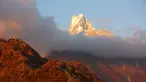 Foto yang diabadikan pada 10 November 2020 ini menunjukkan pemandangan pegunungan Annapurna di Nepal. (Xinhua/Tang Wei)