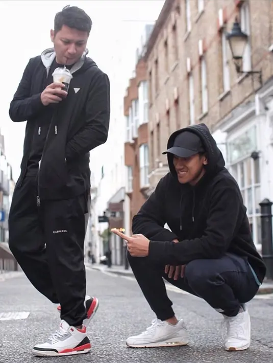 Streetwear fashion juga biasa dilihat dengan perpaduan jogger pants dan long sweater dan jangan lupa ditambah dengan sneaker kesayangan. Gading Marten menggunakan sneaker putih agar terlihat lebih mencolok karena outfit yang digunakan serba hitam. (Liputan6.com/gadiiing)