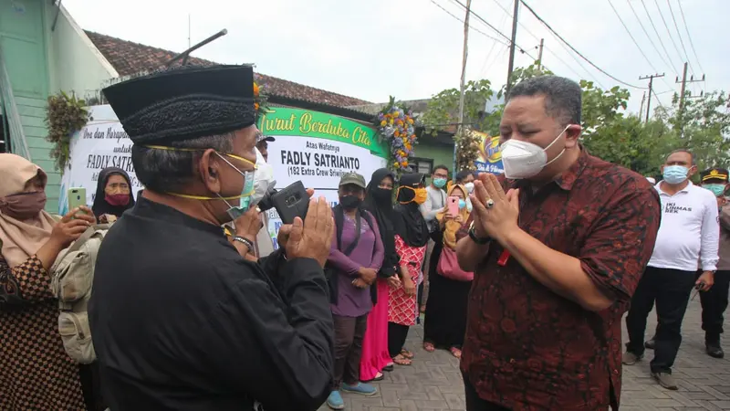 Pelaksana Tugas (Plt) Wali Kota Surabaya Whisnu Sakti Buana saat menyambut kedatangan jenazah  Fadly Satrianto yang menjadi korban Sriwijaya Air. (Dian Kurniawan/Liputan6.com)