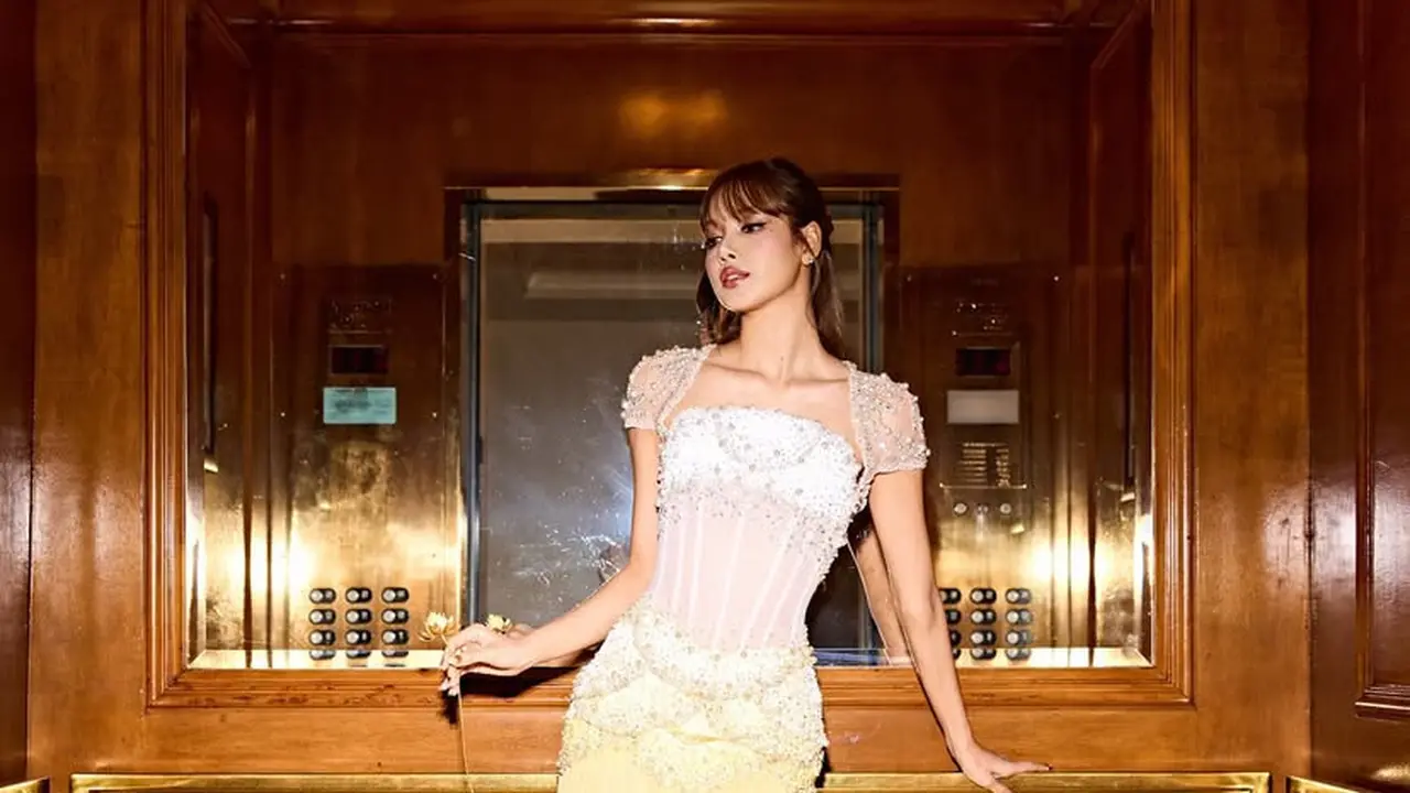 Lisa Blackpink bak Bunga Teratai saat hadir di Premier The White Lotus
