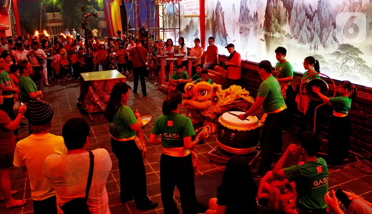 Atraksi barongsai menghibur pengunjung Vihara Dhanagun pada malam Tahun Baru Imlek 2571 di Bogor, Jumat (24/1/2020). Atraksi barongsai dan liong dilakukan Grup Atraksi Seni Indonesia (GASI) untuk menghibur jemaah yang bersembahyang selama malam Imlek. (merdeka.com/magang/Muhammad Fayyadh)