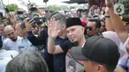 Musikus Ahmad Dhani melambaikan tangan setelah melangkah bebas dari LP Cipinang, Jakarta Timur, Senin (30/12/2019). Ahmad Dhani menghirup udara bebas hari ini setelah menjalani masa hukuman selama 11 bulan di penjara akibat kasus ujaran kebencian. (Liputan6.com/Faizal Fanani)