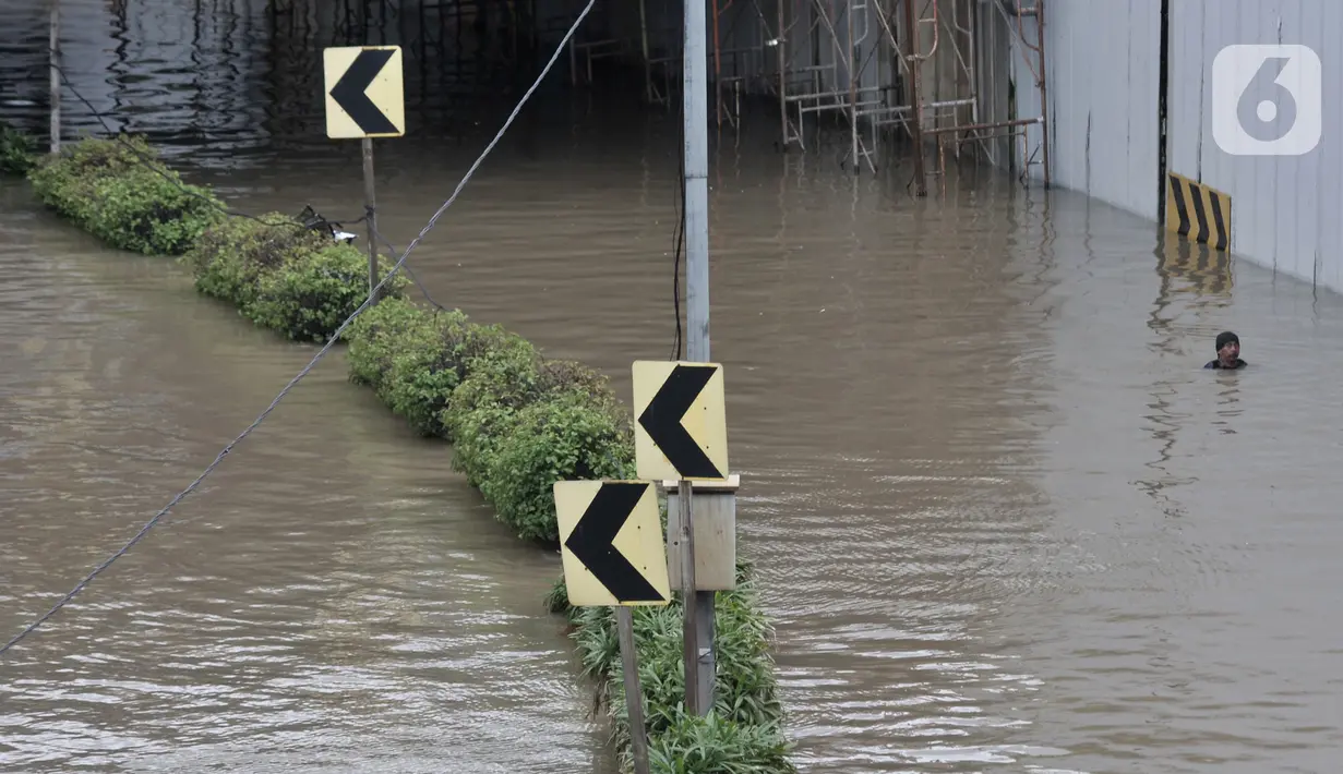 Warga berenang saat banjir merendam Underpass Senen, Jakarta, Selasa (25/2/2020). Hujan deras yang mengguyur Ibu Kota sejak dini hari tadi menyebabkan Underpass Senen terendam banjir setinggi dua meter sehingga mengakibatkan akses Cempaka Putih-Pasar Senen terputus. (merdeka.com/Iqbal Nugroho)