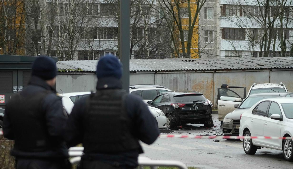 Seorang jenderal senior Rusia tewas akibat ledakan tersebut. Ledakan diduga berasal dari sebuah alat peledak atau bom yang dipasang di bawah mobilnya. Tampak dalam foto, para polisi berjaga di area dekat lokasi kejadian di mana Letnan Jenderal Fanil Sarvarov, kepala Direktorat Pelatihan Operasional Staf Umum Angkatan Bersenjata Rusia, tewas akibat alat peledak yang ditempatkan di bawah mobilnya di Moskow, Senin 22 Desember 2025. (AP Photo)