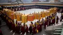 Biksu Tibet melakukan upacara Monlam atau yang dikenal Festival Doa Agung Losar di Biara Rongwo, Tibet (1/3). Monlam juga dikenal sebagai Festival Doa Agung yang dilakukan sejak tahun 1409 untuk mengenang Sukyamuni Buddha. (AFP/Johannes Eisele)