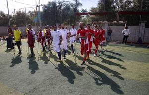 Para penyandang disabilitas amputasi Palestina bersiap untuk berpartisipasi dalam pertandingan sepak bola sebagai bagian dari ‘Hope Tournament’ atau Turnamen Harapan yang diselenggarakan oleh Asosiasi Deniz Feneri dan Asosiasi Sepak Bola Penyandang Disabilitas Palestina di Deir al-Balah, Jalur Gaza Tengah, pada 17 November 2025. ‘Hope Tournament’ atau Turnamen Harapan merupakan pertandingan sepak bola yang dimainkan oleh para penyandang disabilitas amputasi Palestina. (Bashar Taleb/AFP)