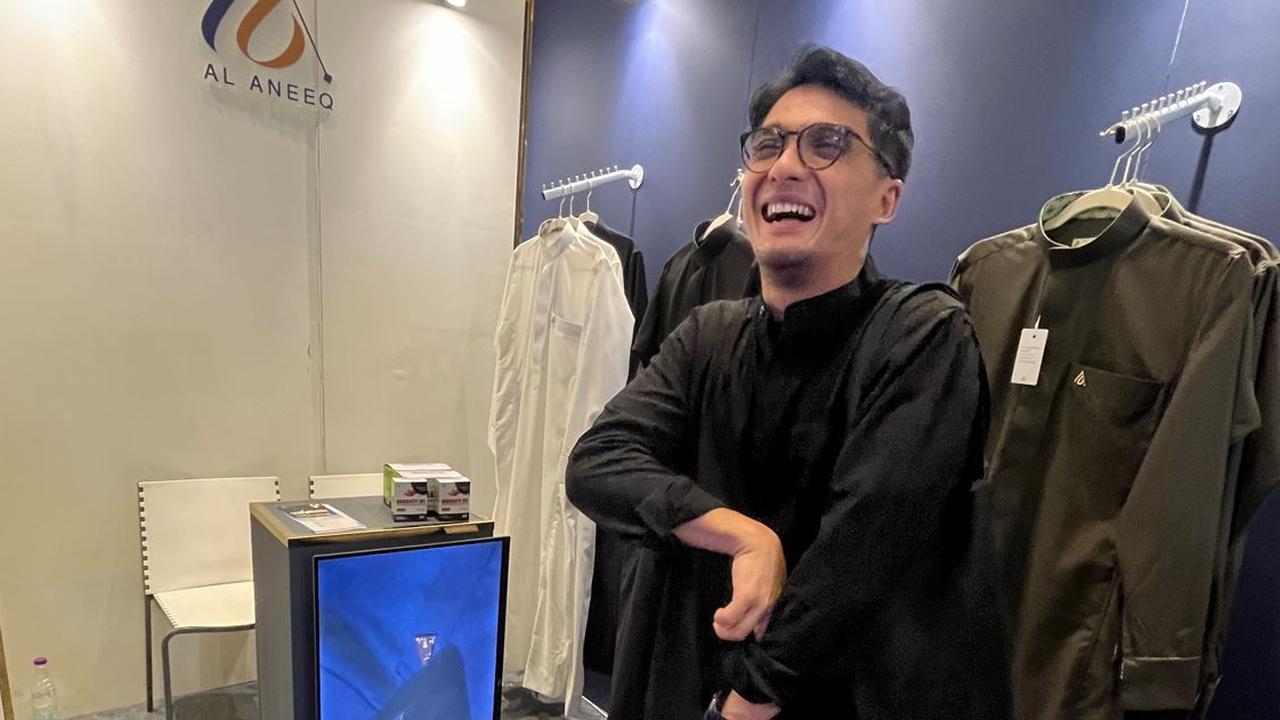Ricky Harun Mencoba Thobe Autentik Timur Tengah dengan Sentuhan Premium ...