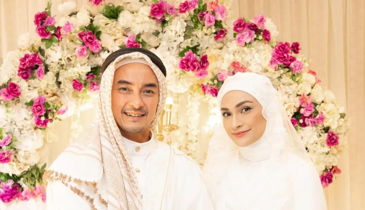 Baru saja menikah, pasangan Putri Zulhas dan Zumi Zola melaksanakan ibadah umrah bersama untuk pertama kalinya.  Penampilan mereka yang kompak dan serasi berhasil mencuri perhatian warganet.  [@zumizolazulkiflinurdin].