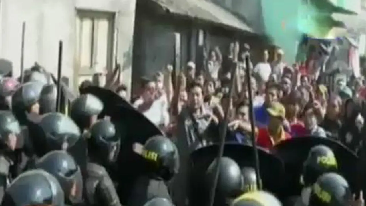VIDEO: Pembongkaran Rumah di Semarang, Polisi dan Warga Bentrok