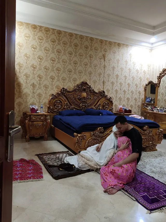 5 Momen Kebersamaan Zaskia Gotik dan Putri Sambungnya, Penuh Perhatian