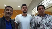 Manajer Persib Bandung, Umuh Muchtar bersama Kunihiro Yamashita dan rekannya Sawanorai Matsunagi di Universe Fitnes, Bandung. (Bola.com/Erwin Snaz)