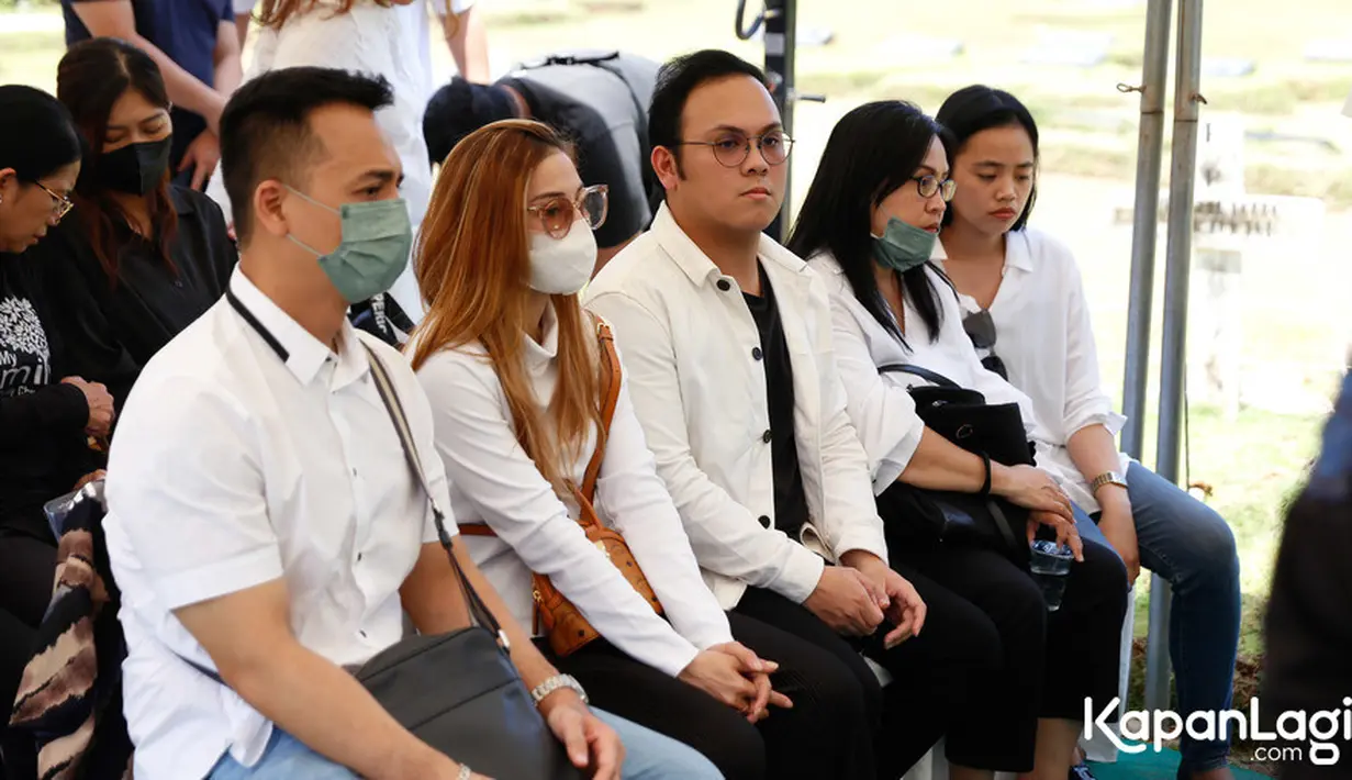 Pihak keluarga yang mengantarkan jenazah Alex Polli ke peristirahatan terakhirnya kompak mengenakan  putih-putih. [Foto: KapanLagi.com/Bayu Herdianto]