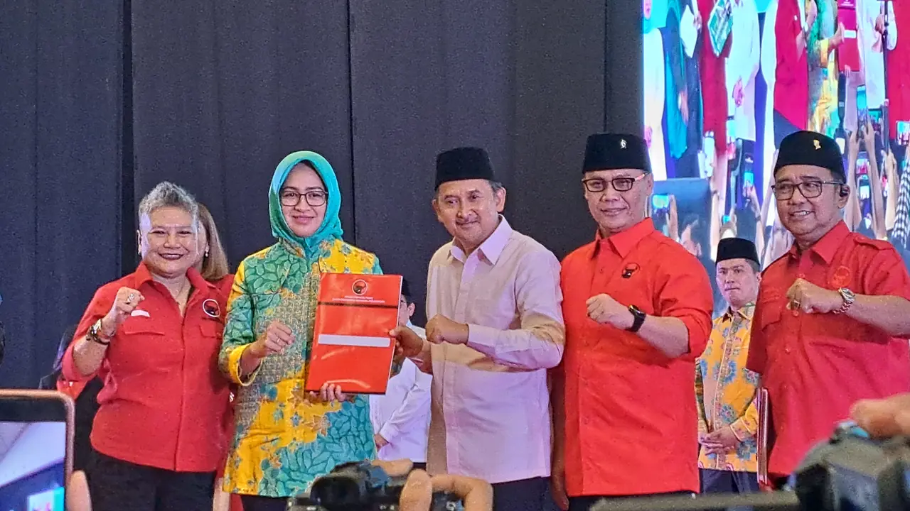 Pasangan bakal cagub dan cawagub Airin Rachmi Diany-Ade Sumardi resmi diusung PDIP maju di Pilgub Banten 2024, Minggu (25/8/2024).