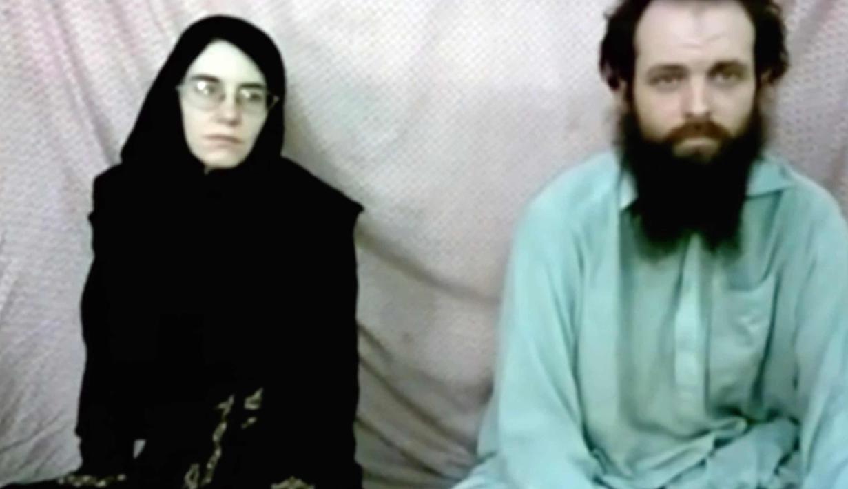 Pria asal Kanada Joshua Boyle dan istrinya asal Amerika Serikat, Caitlin Coleman saat disandera oleh Taliban pada tahun 2013. Taliban merilis foto pasangan ini yang disandera sejak tahun 2012. (Coleman family via AP)