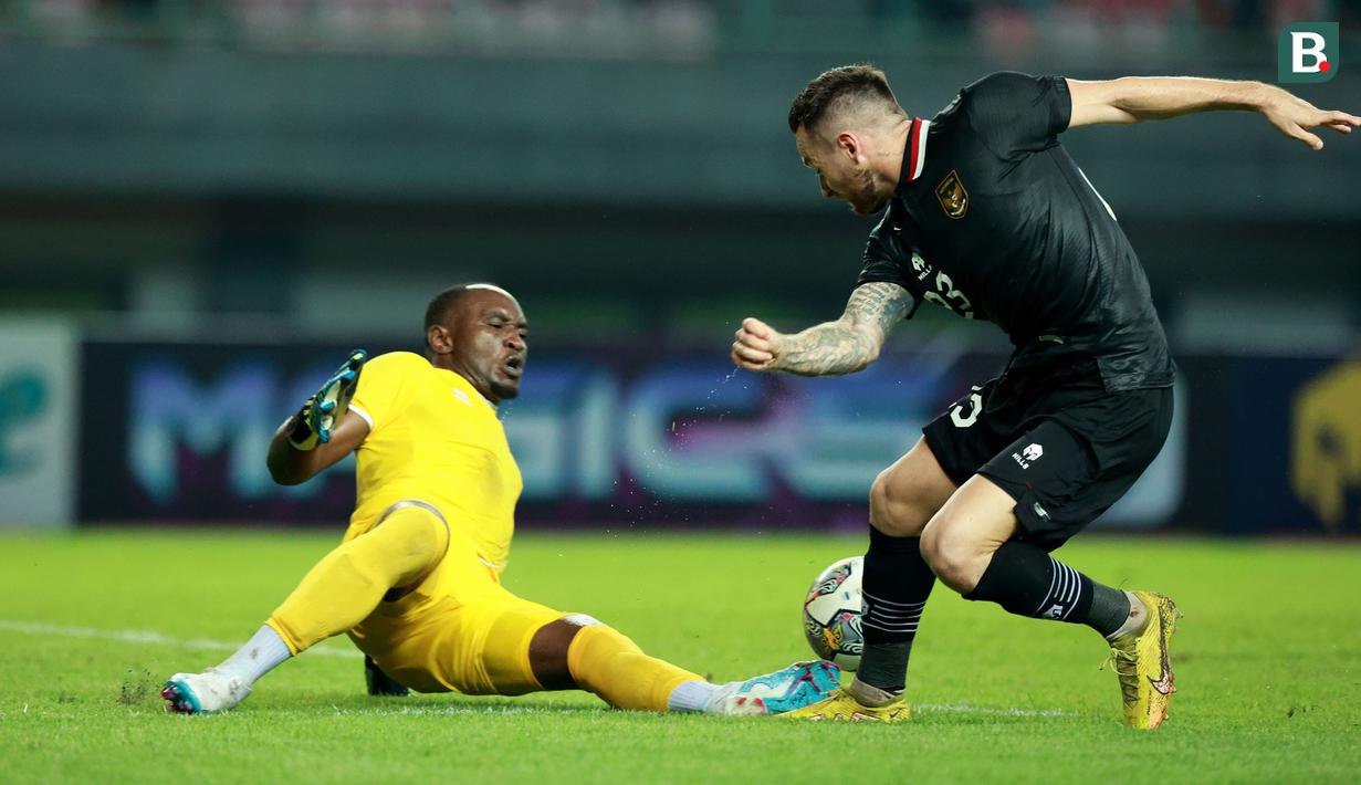 <p>Pemain Timnas Indonesia, Marc Klok berusaha mencetak gol ke gawang Burundi pada pertandingan kedua FIFA Matchday di Stadion Patriot Candrabhaga, Bekasi, Selasa (28/3/2023). (Bola.com/M Iqbal Ichsan)</p>