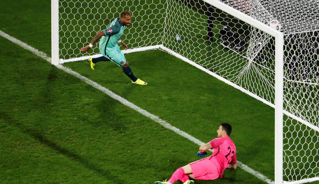 Portugal bekerja keras meraih kemenangan 1-0 atas Kroasia pada laga 16 besar Piala Eropa 2016 di Stade Bollaert-Delelis, Lens, Minggu (26/6/2016) dini hari WIB. Gol tunggal sundulan Ricardo Quaresma tercipta di menit ke-117. (Reuters/Benoit Tessier)