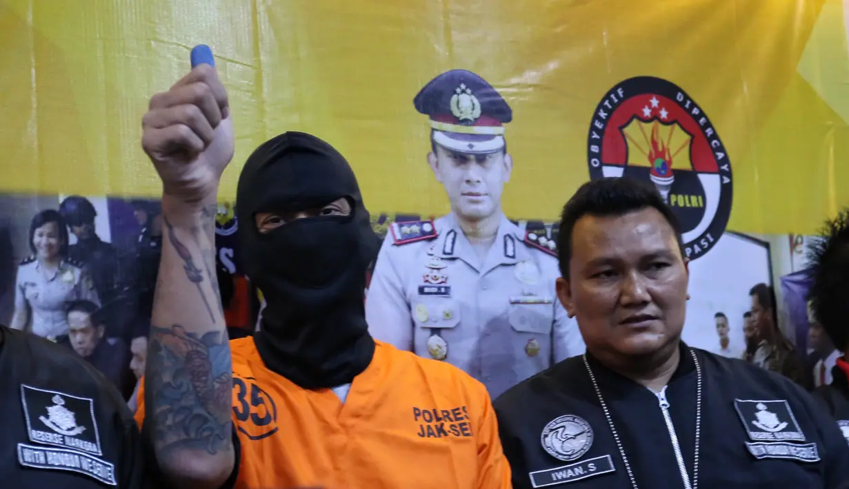 "Kami kenakan pasal 62 UU No. 5 Tahun 1997. Sesuai dengan Pasal 62, hukumannya lima tahun penjara dan atau denda 100 juta rupiah," kata Kasat Narkoba Polres Metro Jakarta Selatan, Kompol Vivick Tjangkung. (Adrian Putra/Bintang.com)