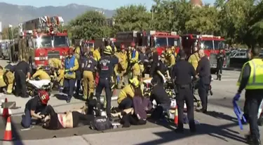 Petugas penyelamat memberikan pertolongan pada para korban penembakan di sebuah pusat layanan bagi kaum difabel Inland Regional Center di San Bernardino, California, Rabu (2/12). Sedikitnya 14 tewas dan 17 lainnya terluka. (REUTERS/NBCLA.COM)