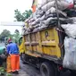 Petugas kebersihan dari DLH Kabupaten Purwakarta saat mengangkut sampah yang selanjutnya akan dibuang ke TPA Cikolotok. Foto (Istimewa)