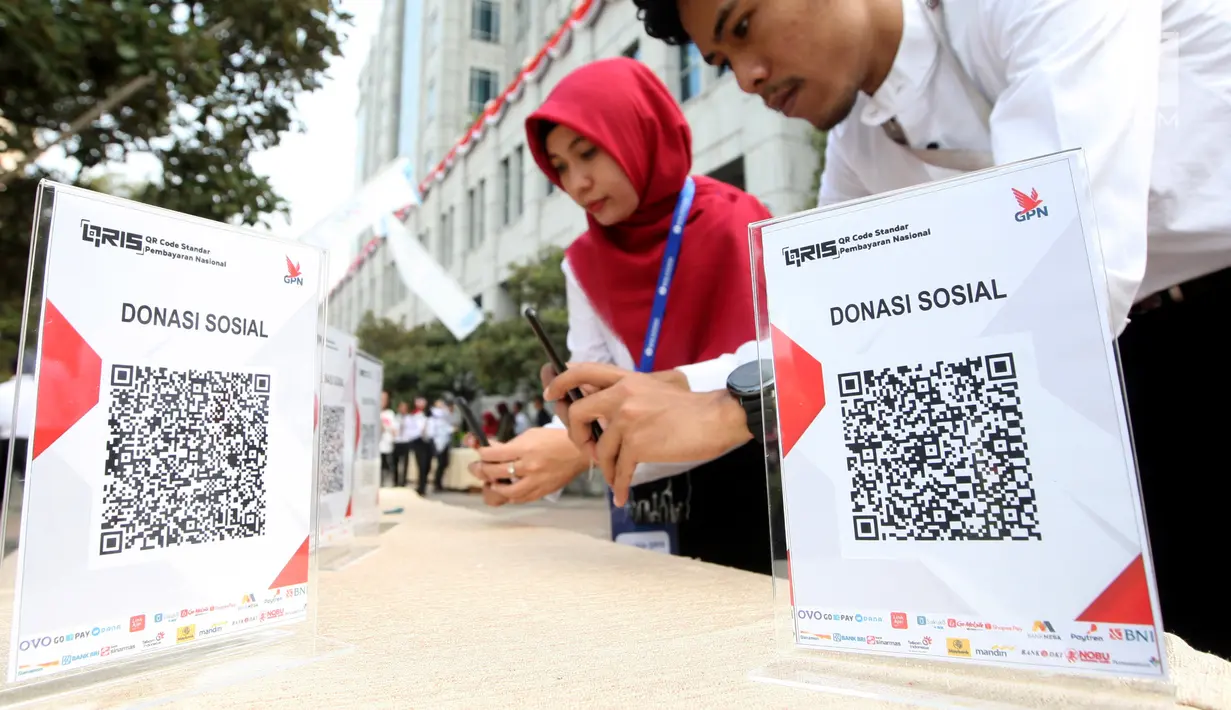 Karyawan BI melakukan transaksi menggunakan QR Code Indonesian Standard (QRIS) di kantor BI, Jakarta, Sabtu (17/8/2019). QRIS merupakan transformasi digital pada Sistem Pembayaran Indonesia sangat membantu percepatan pengembangan ekonomi dan keuangan digital di Indonesia. (Liputan6.com/HO/Rizal)