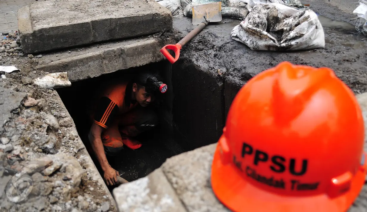 Pemprov DKI Jakarta gencar membongkar saluran air untuk menghadapi musim penghujan, Jakarta, Selasa (3/11/2015). Gubernur Ahok memfokuskan pengerukan pada saluran air yang tertutup beton. (Liputan6.com/Yoppy Renato)