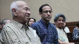 Sidang hari ini, Senin 20 April 2026, beragendakan mendengar keterangan saksi-saksi. Tampak dalam foto, Menteri Pendidikan, Kebudayaan, Riset, dan Teknologi (Mendikbudristek) periode 2019 hingga 2024, Nadiem Anwar Makarim (tengah) bersama diapit oleh kedua orang tuanya Nono Anwar Makarim (kiri) dan Atika Algadrie sebelum dimulainya sidang di Pengadilan Tindak Pidana Korupsi, Jakarta, Senin 20 April 2026. (AP Photo/Achmad Ibrahim)