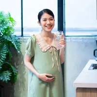 ilustrasi minum air/TimeImage Production/Shutterstock