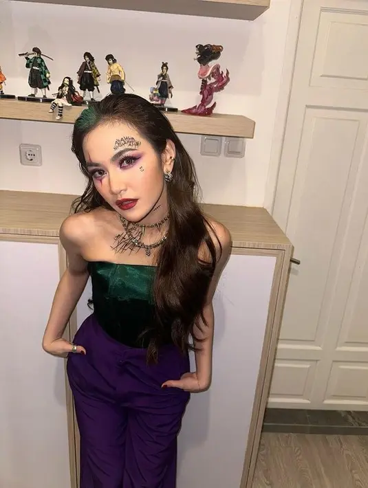 <p>Melalui akun Instagram pribadinya, ia menuliskan 'Jokernya Wibu'. Ia membagikan beberapa potret dengan berbagai pose. [Foto: instagram.com/mahaliniraharja]</p>