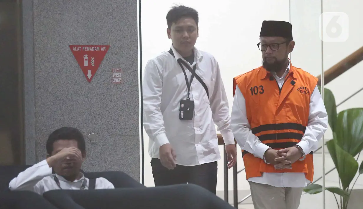 Ishfah Abidal Aziz alias Gus Alex (kanan) usai menjalani pemeriksaan lanjutan di Gedung Merah Putih Komisi Pemberantasan Korupsi (KPK), Jakarta, Rabu (13/5/2026). (Liputan6.com/Helmi Fithriansyah)