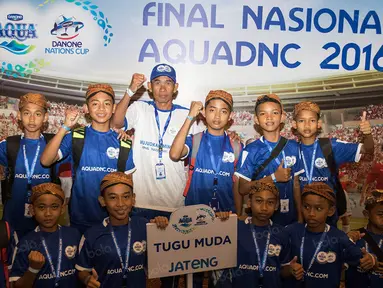 Perwakilan final nasional Aqua Danone Nations Cup 2016 foto bersama disela-sela pengundian di Hotel Ritz Carlton, Jakarta, Kamis (21/7/2016). (Bola.com/Vitalis Yogi Trisna)
