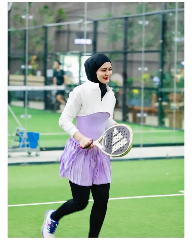 Memukau pakai hijab, begini 6 gaya cantik Juliana Moechtar istri TNI saat main padel
