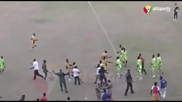 Para pesepakbola dari dua klub divisi dua asal Sekondi di Ghana yaitu Nzema Kotoko dan Mine Stars terlibat dalam tawuran saat laga play-off tengah berlangsung seperti diunduh dari akun youtube Allsports Ghana.