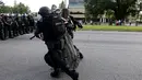 Polisi Anti Huru Hara AS menangkap seorang wanita yang melakukan unjuk rasa di dekat markas Kepolisian Rouge Baton di Baton Rouge, Louisiana, AS (9/7). Netizen mengagumi keberanian wanita tersebut. (REUTERS / Jonathan Bachman)