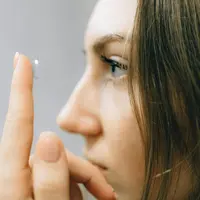 contact lens how to use/copyright pexels/Nataliya Vaitkevich