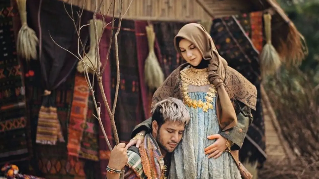 6 Potret Maternity Shoot Irish Bella Bertema Etnik dalam Balutan Hijab Tradisional