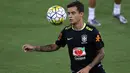 Philippe Coutinho mengontrol bola saat mengikuti sesi latihan sebelum melawan Bolivia pada kualifikasi Piala Dunia di Arena das Dunas Stadium, Natal, Brasil, (03/10/2016). (EPA/Macelo Sayao)