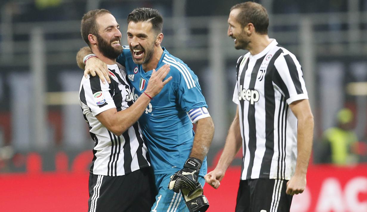Pemain Juventus, Gonzalo Higuain, Gianluigi Buffon dan Giorgio Chiellini, merayakan kemenangan atas AC Milan pada laga Serie A di Stadion San Siro, Sabtu (28/10/2017). AC Milan Takluk 0-2 dari Juventus. (AP/Antonio Calanni)