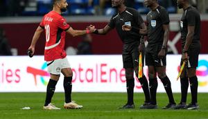 Mohamed Salah menyalami wasit usai laga Senegal vs Mesir di semifinal Piala Afrika 2025, Kamis (15/1/2026). (AP Photo/Themba Hadebe)