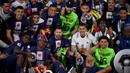 Ekspresi pemain Paris Saint-Germain, Lionel Messi, saat berpose bersama rekan satu timnya setelah perayaan gelar juara Liga Prancis 2022/2023 di Parc des Princes Stadium, Minggu (4/6/2023) dini hari WIB. (AFP/Franck Fife)
