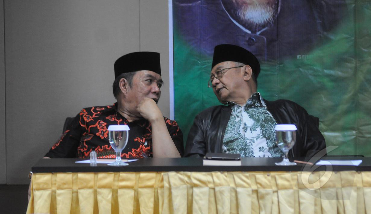 Salahuddin Wahid (kanan) berbincang dengan Malik Madani saat diskusi menyambut satu abad NU dan Muktamar NU ke-33, Jakarta, Senin (30/3/2015). Diskusi mengangkat tema "Muktamar Bersih" yang mencermati isu-isu perpecahan. (Liputan6.com/Herman Zakharia)