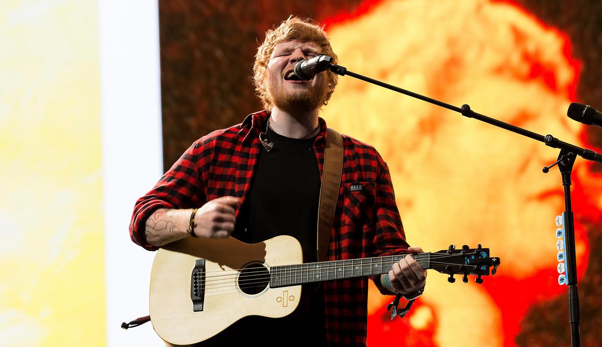 Ekspresi penyanyi Ed Sheeran saat menghibur penonton di Festival Glastonbury di Worthy Farm, di Somerset, Inggris (25/6). Festival akbar tersebut digelar pada 21 sampai 25 Juni 2016. (Photo by Grant Pollard/Invision/AP)