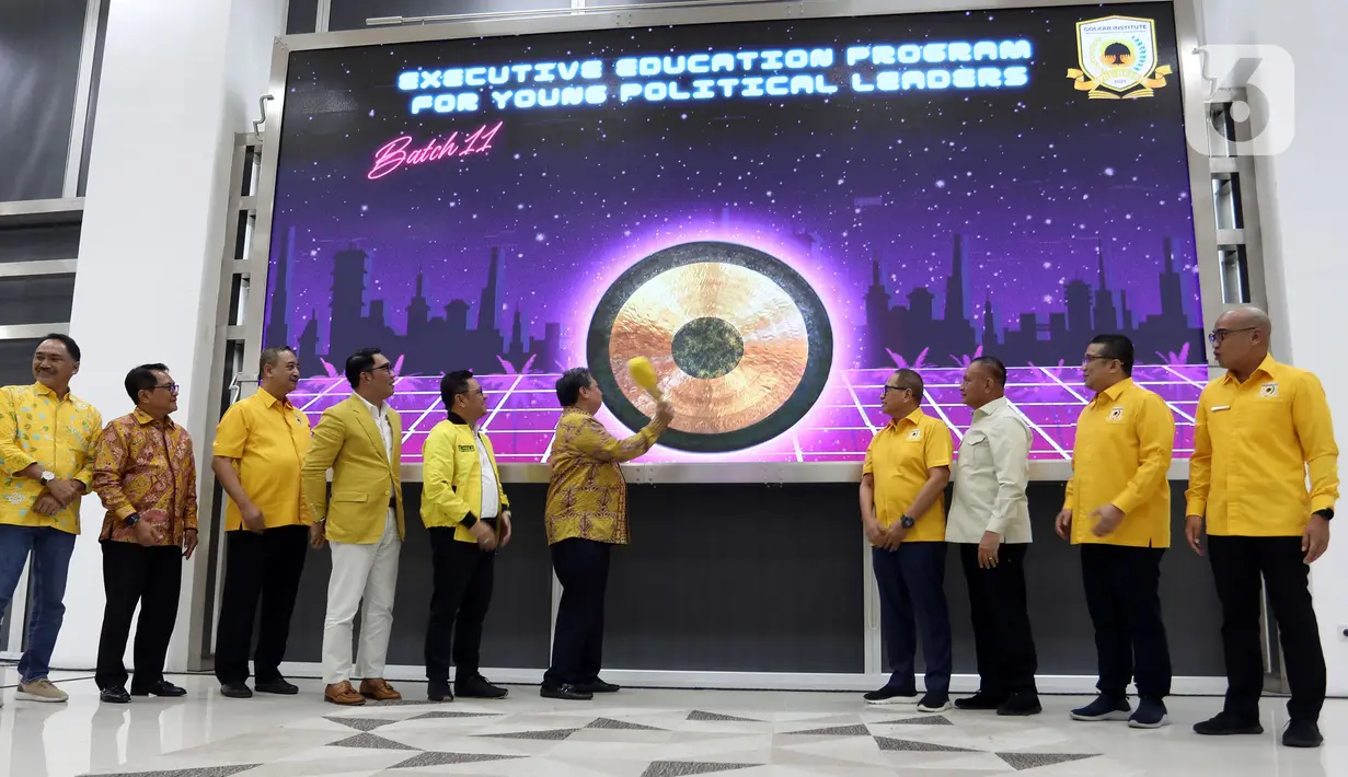 Ketua Umum Partai Golkar Airlangga Hartarto secara simbolis membuka Kuliah Umum Partai Golkar di Golkar Institute, Jakarta, Senin (13/3/2023). Hadir pula Wakil Ketua Umum Golkar Bidang Pemenangan Pemilu Ridwan Kamil, Wakil Ketua Umum Golkar Bidang Penggalangan Strategis Rizal Mallarangeng, Sekretaris Jenderal Golkar Lodwijk F Paulus, Bendahara Unum Golkar Dito Ganinduto, dan Ketua DPP Golkar Ace Hasan. (Liputan6.com/Johan Tallo)