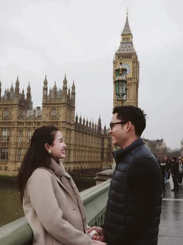 Sarah Menzel Tampil Berkerudung Saat Liburan di Paris, Warganet Doakan Agar Segera Mualaf