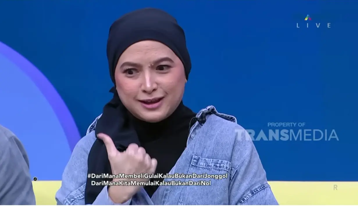 Saat menjadi bintang tamu dalam acara Brownis, pemeran film Badai Pasti Berlalu itu menceritakan ketika mendapat ide jualan makanan di kantin sekolah. Meski sebagai artis populer, ia juga tak gengsi. [Youtube/TRANS TV Official]