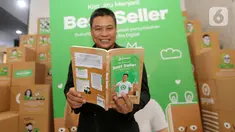 Pakar marketing sekaligus penulis buku Kiat Jitu Menjadi Best Seller Yuswohady menunjukkan buku Kiat Jitu Menjadi Best Seller: Dukungan GoSend untuk Pertumbuhan UMKM di Era Digital di Sarinah, Jakarta Selasa (24/5/2022). Menggandeng berbagai pakar bisnis, buku ini merangkum lanskap dan beragam strategi bisnis UMKM di era digital, mulai dari strategi menangkap peluang dan merintis usaha baru setelah pandemi, strategi social selling, hingga tips membangun loyalitas konsumen. (Liputan6.com/Fery Pradolo)
