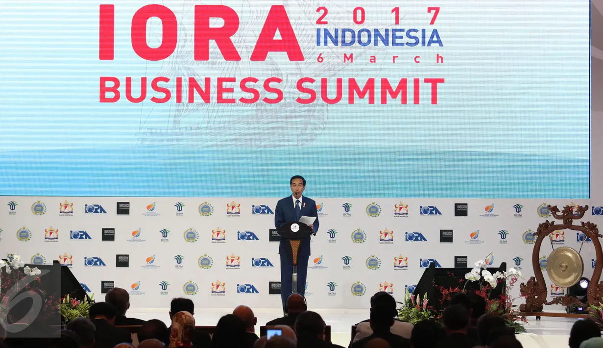 Presiden Joko Widodo memberi sambutan saat membuka acara Business Summit dalam rangkaian KTT IORA 2017 di Jakarta Convention Center, Senin (6/3). KTT IORA dihadiri kepala negara dari 21 negara peserta dan 7 negara mitra wicara. (Liputan6.com/Angga Yuniar)